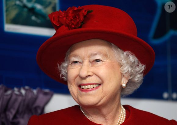 Elizabeth II a pris une place très importante dans le cœur du monde entier.

Elizabeth II accueillie par le prince William lors de sa visite à la RAF Valley à Anglesey. Photo par  GOFF  / BESTIMAGE
