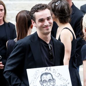 Gaston Ardisson à la sortie des obsèques de Thierry Ardisson en l’église Saint-Roch de Paris, France, le 17 juillet 2025. © Clovis-Jacovides/Bestimage