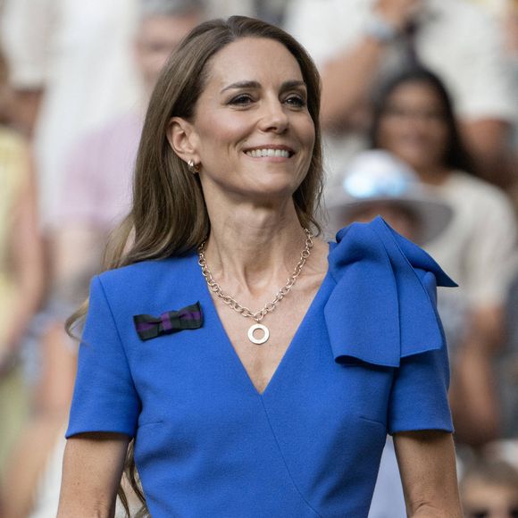 Charlotte et George ont reçu des balles dédicacées de la part du grand gagnant

Catherine (Kate) Middleton, princesse de Galles - Personnalités à la finale homme du tournoi de tennis de Wimbledon le 13 juillet 2025. Dana Press / Bestimage
 ( DANA-No: 02629458 )