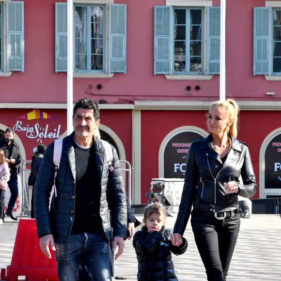 Adriana Karembeu Ohanian, son mari Aram et leur fille Nina durant la première bataille de fleurs du Carnaval de Nice 2022, Roi des Animaux, place Masséna à Nice, le 13 février 2022. © Bruno Bebert/Bestimage