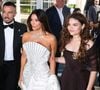 L’opération, réalisée via Constellation Hotels Holdings, représenterait un portefeuille d’environ 1 700 chambres et un montant estimé entre 700 et 800 millions d’euros. 

Eva Longoria et Ariana Greenblatt sont aperçues à l'hôtel Martinez lors de la 79e édition du Festival de Cannes, le 22 mai 2026 à Cannes, en France. © LIONEL URMAN / BESTIMAGE