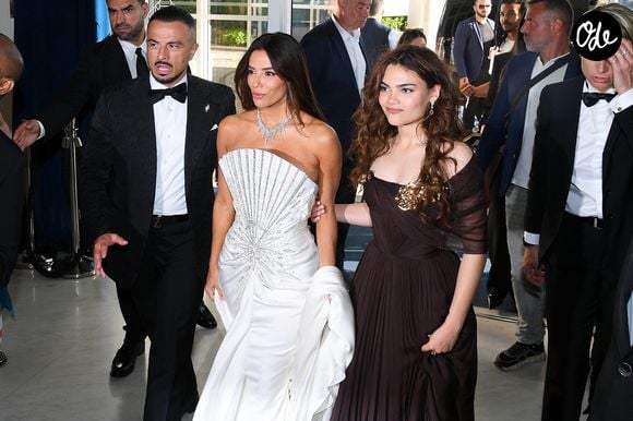 L’opération, réalisée via Constellation Hotels Holdings, représenterait un portefeuille d’environ 1 700 chambres et un montant estimé entre 700 et 800 millions d’euros. 

Eva Longoria et Ariana Greenblatt sont aperçues à l'hôtel Martinez lors de la 79e édition du Festival de Cannes, le 22 mai 2026 à Cannes, en France. © LIONEL URMAN / BESTIMAGE