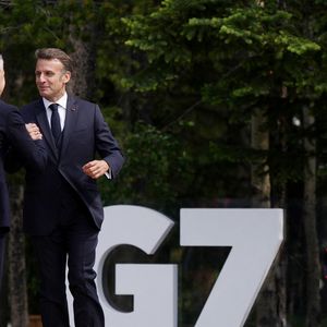 16 juin 2025, Kananaskis, Alb., CANADA : Le Premier ministre Mark Carney, à gauche, accueille le président français Emmanuel Macron lors du sommet du G7 à Kananaskis, en Alberta, le lundi 16 juin 2025. © Darryl Dyck/The Canadian Press via ZUMA Press/Bestimage