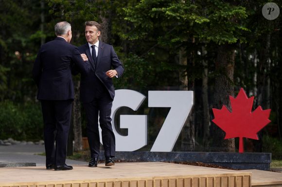 16 juin 2025, Kananaskis, Alb., CANADA : Le Premier ministre Mark Carney, à gauche, accueille le président français Emmanuel Macron lors du sommet du G7 à Kananaskis, en Alberta, le lundi 16 juin 2025. © Darryl Dyck/The Canadian Press via ZUMA Press/Bestimage