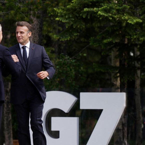 16 juin 2025, Kananaskis, Alb., CANADA : Le Premier ministre Mark Carney, à gauche, accueille le président français Emmanuel Macron lors du sommet du G7 à Kananaskis, en Alberta, le lundi 16 juin 2025. © Darryl Dyck/The Canadian Press via ZUMA Press/Bestimage