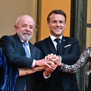 Le président du Brésil Luiz Inácio Lula da Silva, Rosângela da Silva, la première dame du Brésil, le président Emmanuel Macron et sa femme Brigitte Macron - Arrivées des personnalités au dîner d’État en l’honneur du président brésilien et de sa femme au palais présidentiel de l’Élysée à Paris le 5 juin 2025.

© Christian Liewig / Bestimage
