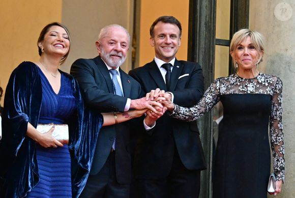 Le président du Brésil Luiz Inácio Lula da Silva, Rosângela da Silva, la première dame du Brésil, le président Emmanuel Macron et sa femme Brigitte Macron - Arrivées des personnalités au dîner d’État en l’honneur du président brésilien et de sa femme au palais présidentiel de l’Élysée à Paris le 5 juin 2025.

© Christian Liewig / Bestimage