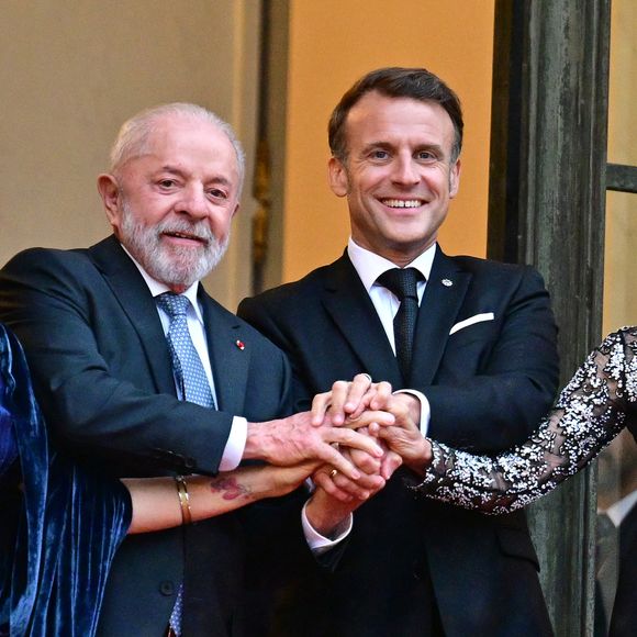 Le président du Brésil Luiz Inácio Lula da Silva, Rosângela da Silva, la première dame du Brésil, le président Emmanuel Macron et sa femme Brigitte Macron - Arrivées des personnalités au dîner d’État en l’honneur du président brésilien et de sa femme au palais présidentiel de l’Élysée à Paris le 5 juin 2025.

© Christian Liewig / Bestimage