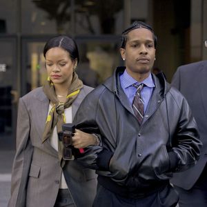Elle soutient Asap Rocky depuis sa première arrestation en avril 2022, qui a eu lieu alors que le couple rentrait à l'aéroport de Los Angeles après des vacances à la Barbade.

Exclusif - Rihanna et A$AP Rocky sortent du tribunal de Los Angeles le 7 février 2025 @Backgrid USA / Bestimage