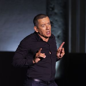 Après Jean-Paul Rouve, c'est un autre de ses amis qui a pris la parole pour elle : Dany Boon

Exclusif - Dany Boon sur scène au spectacle de Dany Boon "Clown n'est pas un métier" lors du 41ème Festival de Ramatuelle en 2025
© Cyril Bruneau / Bestimage