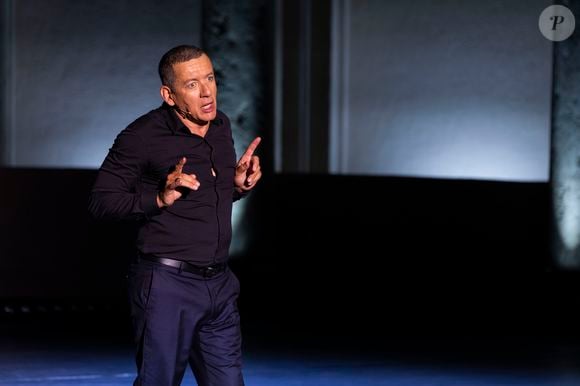 Après Jean-Paul Rouve, c'est un autre de ses amis qui a pris la parole pour elle : Dany Boon

Exclusif - Dany Boon sur scène au spectacle de Dany Boon "Clown n'est pas un métier" lors du 41ème Festival de Ramatuelle en 2025
© Cyril Bruneau / Bestimage