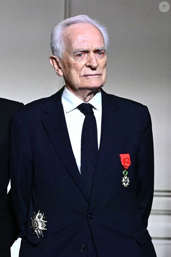Exclusif - Philippe Labro est décoré de la Légion d’honneur par le président de la République Française au palais présidentiel de l'Elysée à Paris, France, le 13 février 2025. © Guillaume Gaffiot/Bestimage