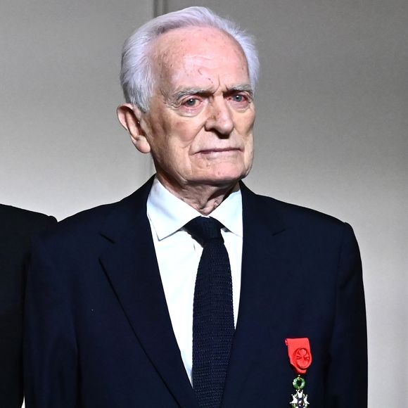 Exclusif - Philippe Labro est décoré de la Légion d’honneur par le président de la République Française au palais présidentiel de l'Elysée à Paris, France, le 13 février 2025. © Guillaume Gaffiot/Bestimage