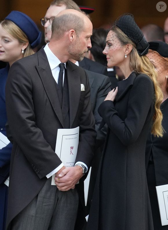 Le prince William, prince de Galles, et Catherine (Kate) Middleton, princesse de Galles, - Sorties des obsèques de son Altesse Royale la duchesse de Kent en la cathédrale de Westminster à Londres, le 16 septembre 2025. © Julien Burton / Bestimage