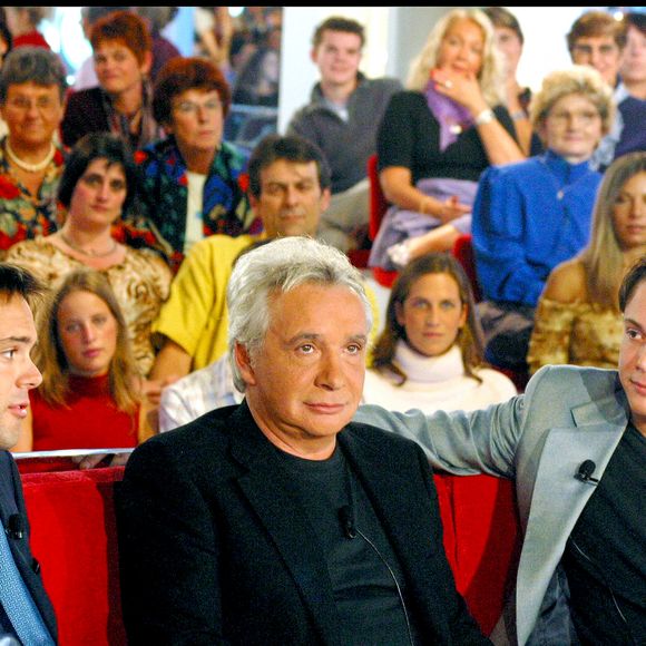 Michel Sardou entouré de ses deux fils Romain et Davy lors de l'enregistrement de l'émission Vivement Dimanche de Michel Drucker, à Paris, France, le 25 septembre 2002. © Guillaume Gaffiot/Bestimage