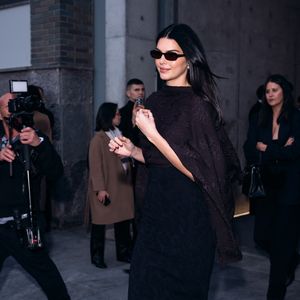 Kendall Jenner fait tourner les têtes en se rendant à la présentation du défilé Emporio Armani pendant la semaine de la mode de Milan, portant une mini robe noire moulante drapée d'un châle marron.
Backgrid UK/ Bestimage