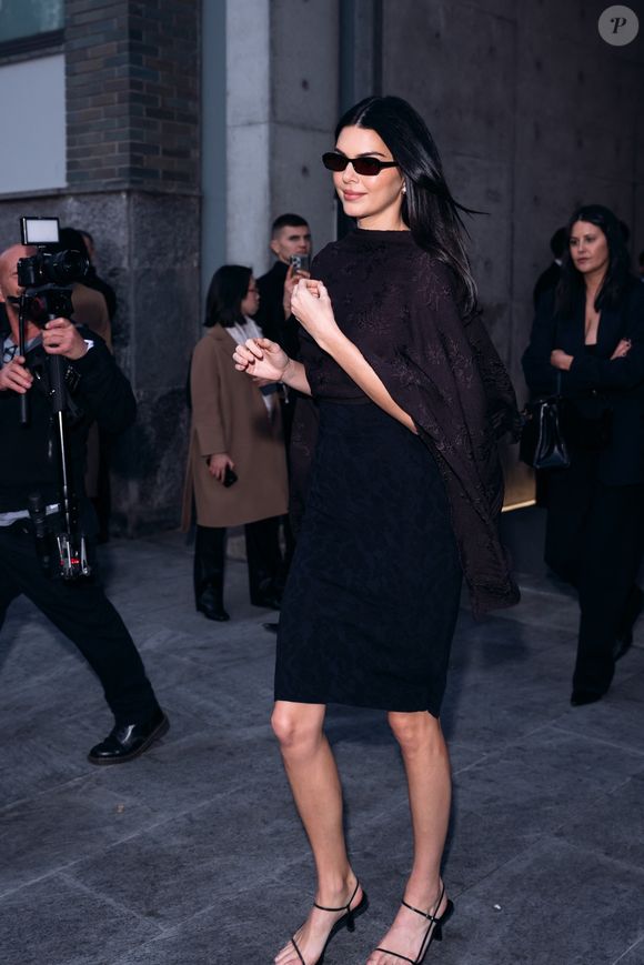 Kendall Jenner fait tourner les têtes en se rendant à la présentation du défilé Emporio Armani pendant la semaine de la mode de Milan, portant une mini robe noire moulante drapée d'un châle marron.
Backgrid UK/ Bestimage