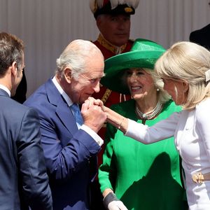 Le roi Charles III d'Angleterre, Camilla Parker Bowles, reine consort d'Angleterre, le prince William, prince de Galles, et Catherine (Kate) Middleton, princesse de Galles, accueillent le couple présidentiel français le président Emmanuel Macron et sa femme la Première Dame Brigitte Macron sur Datchet road à Windsor, Royaume Uni, le 8 juillet 2025.  © Dominique Jacovides/Bestimage