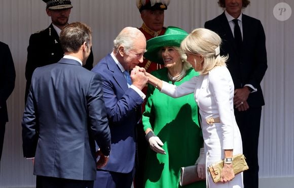 Le roi Charles III d'Angleterre, Camilla Parker Bowles, reine consort d'Angleterre, le prince William, prince de Galles, et Catherine (Kate) Middleton, princesse de Galles, accueillent le couple présidentiel français le président Emmanuel Macron et sa femme la Première Dame Brigitte Macron sur Datchet road à Windsor, Royaume Uni, le 8 juillet 2025.  © Dominique Jacovides/Bestimage