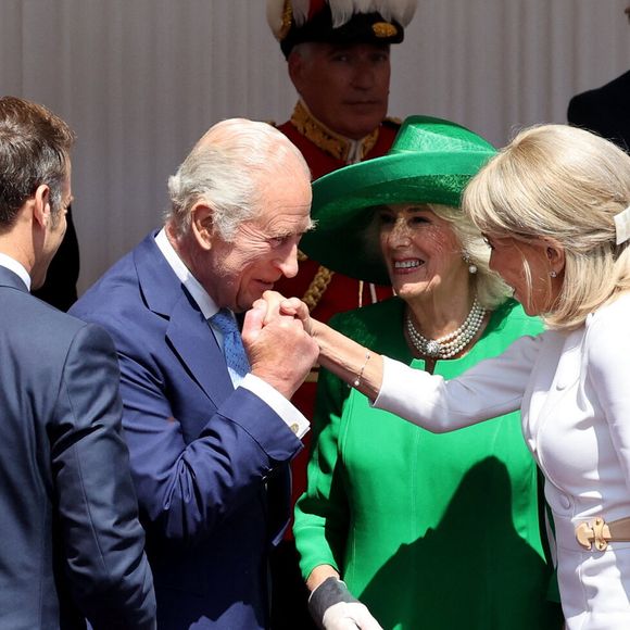 Le roi Charles III d'Angleterre, Camilla Parker Bowles, reine consort d'Angleterre, le prince William, prince de Galles, et Catherine (Kate) Middleton, princesse de Galles, accueillent le couple présidentiel français le président Emmanuel Macron et sa femme la Première Dame Brigitte Macron sur Datchet road à Windsor, Royaume Uni, le 8 juillet 2025.  © Dominique Jacovides/Bestimage