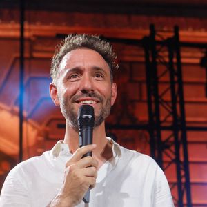 Charlie Winston au concert RFM Music Show sur le parvis de l'Hôtel de Ville de Levallois Perret. Le 18 juin 2022. © Christophe Clovis / Bestimage