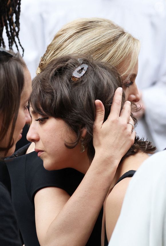 Ninon Ardisson, Audrey Crespo-Mara - Sorties des obsèques de Thierry Ardisson en l’église Saint-Roch de Paris, France, le 17 juillet 2025. 

© Clovis-Jacovides/Bestimage
