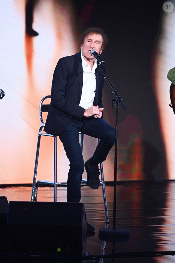 Exclusif - Alain Souchon lors de l'enregistrement de l'émission "Famille je vous aime" présentée par M.Drucker et qui sera diffusée le 29 décembre sur France 3, au studio Rive gauche, à Paris, France, le 2 décembre 2025. © Gaffiot-Perusseau/Bestimage
