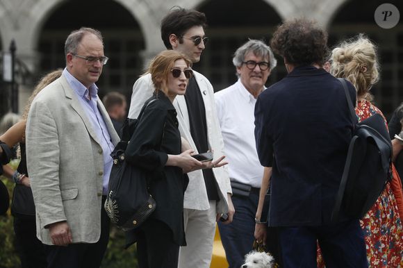 Agathe Bonitzer et son frère Adam Bonitzer (les enfants de la défunte) lors des obsèques de Sophie Fillières au crématorium du cimetière du Père-Lachaise à Paris, le 11 août 2023.