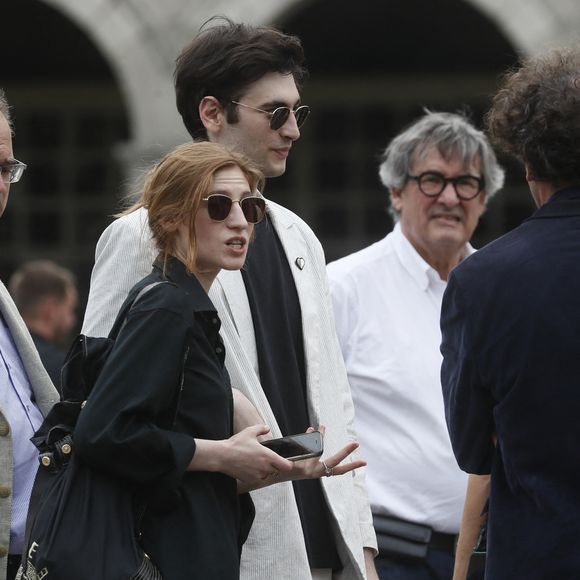 Agathe Bonitzer et son frère Adam Bonitzer (les enfants de la défunte) lors des obsèques de Sophie Fillières au crématorium du cimetière du Père-Lachaise à Paris, le 11 août 2023.