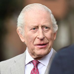 Le roi Charles III est sur tous les fronts !

Le roi Charles III d'Angleterre, plante un arbre dans les jardins de la Villa Wolkonsky à Rome © Imago / PsnewZ / Bestimage