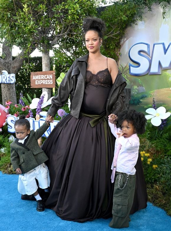 Le 13 juillet 2025, Rihanna et ses fils Riot Rose Mayers et RZA Athelston Mayers ont assisté à la première à Los Angeles du film “Les Schtroumpfs” produit par Paramount Pictures, aux studios Paramount à Los Angeles, Californie (réf. : 250713A1). GOFF INF / BESTIMAGE