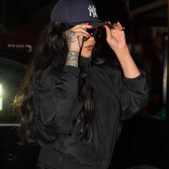 Côté beauté, elle fait régulièrement confiance à une manucure signature devenue culte.

Exclusif - Rihanna arrive au restaurant "César" à Paris, le 21 avril 2026. 

© Bestimage