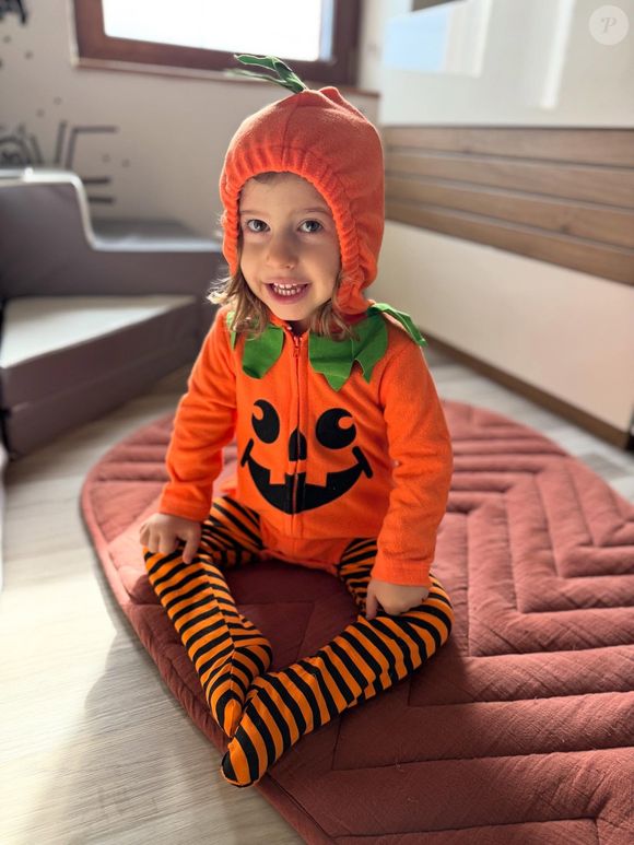 A 3 ans, la fillette n'est toujours pas en capacité de marcher seule

Roxanne Augoyard a partagé une photo de sa fille Liv à l'occasion d'Halloween. Photo publiée sur Instagram le 31 octobre 2025.