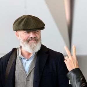 Exclusif - Le chef Philippe Etchebest se rend au salon professionnel des métiers de la bouche "Exphotel" à Bordeaux, France, le 21 novembre 2023, afin de rencontrer et se s'entretenir avec de jeunes chefs et talents des métiers de cuisine. Philippe Etchebest a abandonné son célèbre 4X4 Land Rover trop souvent bloqué dans les embouteillages de Bordeaux en échange d'une moto allemande, pour ses trajets entre ses rendez-vous et ses trois restaurants Bordelais. © Patrick Bernard/Bestimage