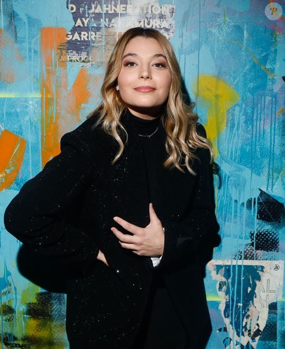 Exclusif - Santa (Samanta Cotta, chanteuse du groupe Hyphen Hyphen) - Backstage - Enregistrement de l'émission "La fête de la Chanson française" au Dôme à Paris, présentée par L. Thilleman et A. Manoukian, et diffusée le 22 décembre 2024 sur France 3. © C.Clovis-P.Perusseau / Bestimage