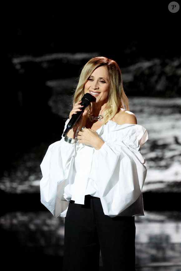 "On profite de leur expérience, ils nous prennent sous leur aile. Lara Fabian m’a donné des conseils sur une chanson un peu technique, Matt Pokora m’a dit : 'Je m’occupe de ton bizutage', mais ça n’est pas arrivé", a-t-elle confié avec bonheur. 

Exclusif - Lara Fabian lors surprises lors de l'enregistrement de l'émission "La chanson secrète N°14", présentée par N.Aliagas et diffusée le 26 décembre sur TF1, consacrée à Nikos Aliagas à Paris le 10 Décembre 2025