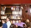 L'intérieur se distingue par une décoration élégante aux tons bruns et une immense baie vitrée ouverte sur la verdure.

Archives - En France, à Paris, rendez-vous avec Michel Sardou, à son domicile, avec ses 2 fils, Romain, 13 ans et Davy, 9 ans, dans le salon, avec sa femme Babette. Novembre 1987
© Michel Marizy via Bestimage