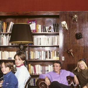 L'intérieur se distingue par une décoration élégante aux tons bruns et une immense baie vitrée ouverte sur la verdure.

Archives - En France, à Paris, rendez-vous avec Michel Sardou, à son domicile, avec ses 2 fils, Romain, 13 ans et Davy, 9 ans, dans le salon, avec sa femme Babette. Novembre 1987
© Michel Marizy via Bestimage