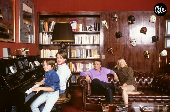 L'intérieur se distingue par une décoration élégante aux tons bruns et une immense baie vitrée ouverte sur la verdure.

Archives - En France, à Paris, rendez-vous avec Michel Sardou, à son domicile, avec ses 2 fils, Romain, 13 ans et Davy, 9 ans, dans le salon, avec sa femme Babette. Novembre 1987
© Michel Marizy via Bestimage