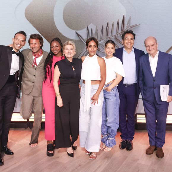 Grande annonce concernant un chroniqueur de "C à vous".

Exclusif - Mohamed Bouhafsi, Bertrand Chameroy, Fanta Kebe, Anne-Elisabeth Lemoine, Amel Bent, Shirel Nataf, Patrick Cohen, Pierre Lescure sur le plateau de l'émission "C à vous" lors du Festival International du Film de Cannes, France. © Jack Tribeca/Bestimage