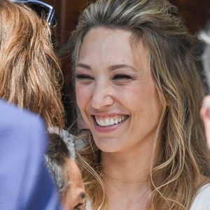 Elle raconte : "Comme mon papa était plus là, j'ai demandé à mon frère de m'accompagner". 

Mariage de Laura Smet et Raphaël Lancrey-Javal à l'église Notre-Dame des Flots au Cap-Ferret le jour de l'anniversaire de son père Johnny Hallyday le 15 juin 2019. © Agence / Bestimage