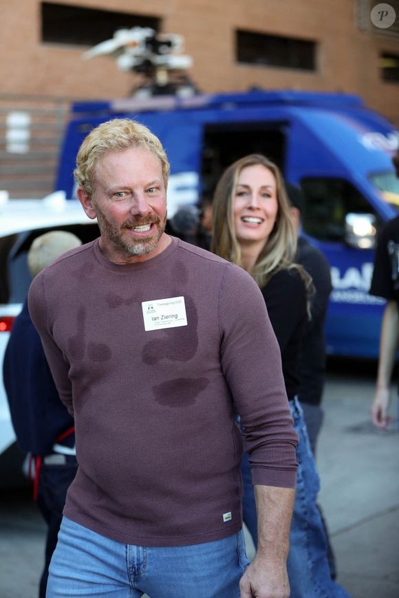 Los Angeles, CA L'acteur Ian Ziering sert de la nourriture lors de l'événement LA Mission Thanksgiving à Los Angeles.
Backgrid USA / Bestimage