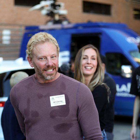Los Angeles, CA L'acteur Ian Ziering sert de la nourriture lors de l'événement LA Mission Thanksgiving à Los Angeles.
Backgrid USA / Bestimage