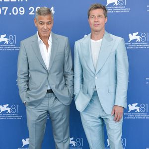Brad Pitt et George Clooney lors de la séance photo du film « Wolfs » dans le cadre du 81e Festival international du film de Venise, à Venise, en Italie, le 1er septembre 2024. Photo : Aurore Marechal/ABACAPRESS.COM