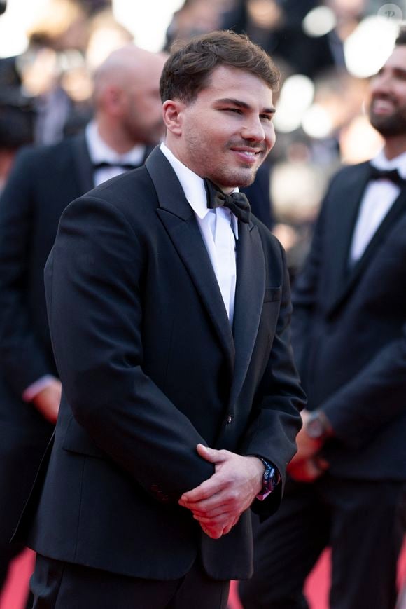 Lui dans un "sobre smoking anthracite"

Antoine Dupont - Antoine Dupont et sa compagne Iris Mittenaere se retrouvent sur les marches  du film « Dossier 137 » lors du 78ème Festival International du Film de Cannes le 15 mai 2025.

© Jacovides / Moreau / Bestimage