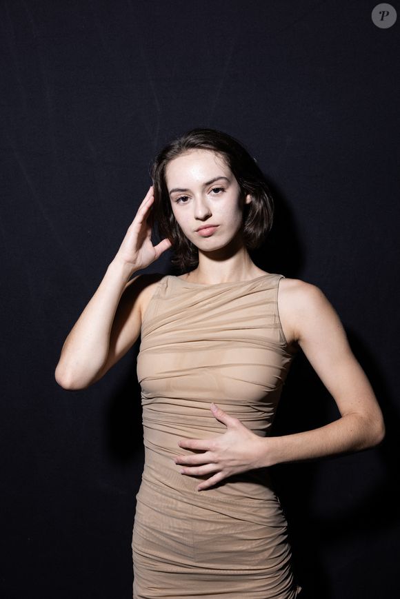 Exclusif - Lola Derouault (fille de Marie Claude Pietragalla) en backstage lors de l'enregistrement de l'émission "La Boîte à secrets", présentée par Faustine Bollaert et diffusée le 17 octobre sur France 3, dans les studios du Lendit à Saint-Denis, France, le 23 septembre 2025. © Cyril Moreau/Bestimage
