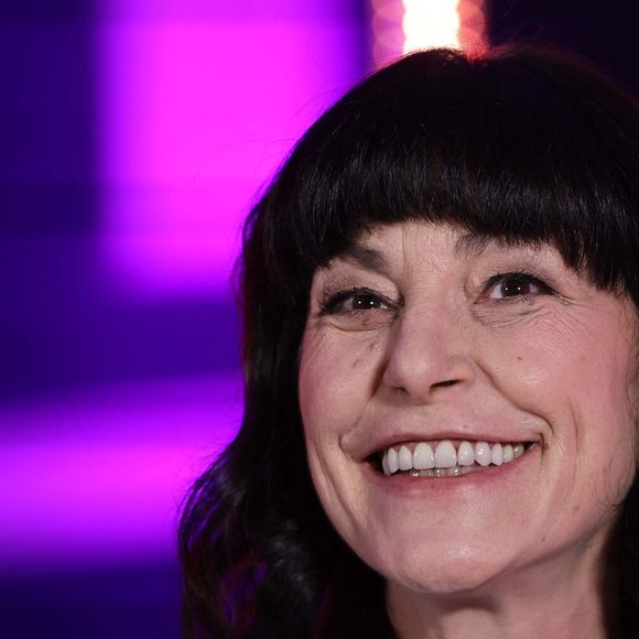 Exclusif - No Tabloids - Lio - Répétitions de l'émission "Duos Mystères" à la Seine Musicale à Paris, qui sera diffusée le 26 février 2021 sur TF1. Le 1er février 2021
© Gaffiot-Moreau / Bestimage
Pour la première fois à la télévision, les plus grandes stars acceptent de monter sur scène pour chanter un duo…sans savoir avec qui elles vont le partager !
Bienvenue dans un cache-cache musical inédit où les artistes et le public iront de surprises en surprises !
Pour chaque duo, les 2 artistes répètent seuls de leur côté, arrivent sur scène sans se croiser et prennent place de part et d’autre d’un mur écran. Ils commencent à chanter alors qu’ils ne savent toujours pas qui est avec eux sur scène ! Leurs voix vont se mêler avant même que les 2 personnalités ne se soient vues ! Sauront-elles se reconnaître ? Comment réagiront-elles quand le mur se lèvera enfin ?
Dans « DUOS MYSTERES » tout commence par un jeu avant de basculer dans l’émotion … Car, bien sûr, tous ces duos mystères ne sont pas associés par hasard ! Les artistes qui partageront la scène sont tous unis par une histoire forte ! Nous allons vous raconter ces histoires, ces parcours de vie, ces liens d’amitié, d’amour ou d’admiration…
Le téléspectateur assistera aux premières loges à ce duo unique : il est le témoin privilégié d’une rencontre artistique aussi excitante qu’inattendue. Mais surtout, il pourra lui aussi jouer : pour la plupart des duos, on ne lui dévoilera qu’une seule des deux célébrités et il devra reconnaître à sa voix uniquement l’artiste mystère !
Tendez bien votre oreille !
Saurez-vous deviner avec qui chacune des personnalités partagera l’affiche ?
Quelle sera l’émotion des artistes lorsqu’ils se découvriront enfin ?