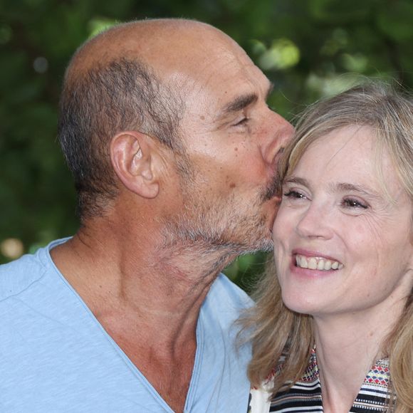 Bernard Campan et Isabelle Carré en couple à la scène comme à la ville ? La comédienne répond à la rumeur

Bernard Campan et Isabelle Carre assistent au Photocall de La Degustation dans le cadre du 15ème Festival du Film d'Angoulême à Angoulême, France. Photo by Jerome Domine/ABACAPRESS.COM