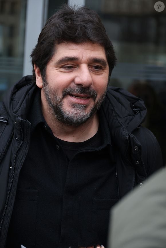 Le chanteur s'est arrêté pour aider un couple dont un pneu de la voiture venait de crever. Patrick Fiori à la sortie des studios de RTL à Neuilly-sur-Seine, France, le 12 février 2025. © Agence / Bestimage