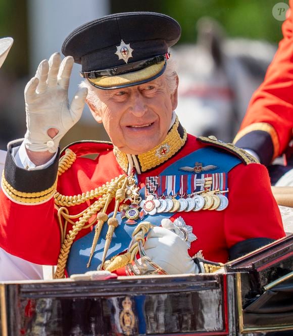 Le roi Charles III d'Angleterre - Les membres de la famille royale britannique arrivent à Buckingham Palace pour la cérémonie Trooping the Colour à Londres, le 14 juin 2025. Affecté par le crash du Boeing 787 Dreamliner à Ahmedabad du 12 juin, le souverain et les officiels porteront un brassard noir en hommage aux plus de 270 victimes. Bon nombre d'elles étaient des ressortissants britanniques.
© Goff Inf / Bestimage